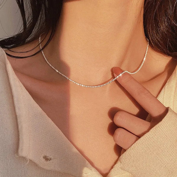 Collier élégant ras-du-cou au niveau de la clavicule