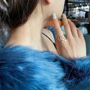 Bague ajustable dorée avec feuille en opale blanche