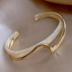 Bracelet élégant doré avec opale blanche