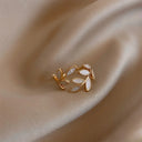 Bague ajustable dorée avec feuille en opale blanche