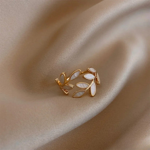 Bague ajustable dorée avec feuille en opale blanche
