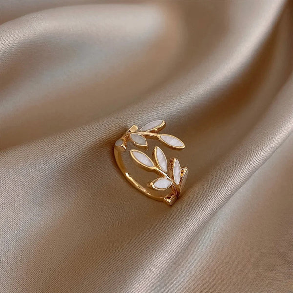Bague ajustable dorée avec feuille en opale blanche